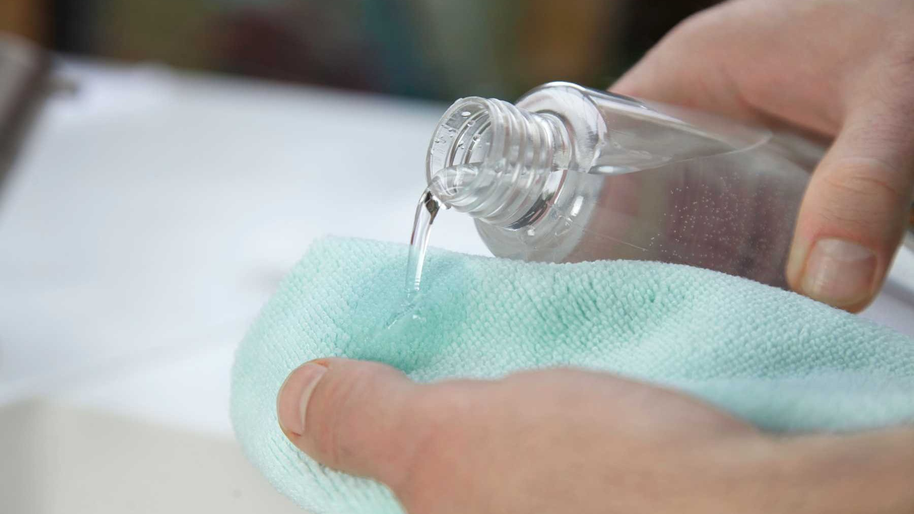 Tẩy trắng quần áo bị phai màu với oxy già