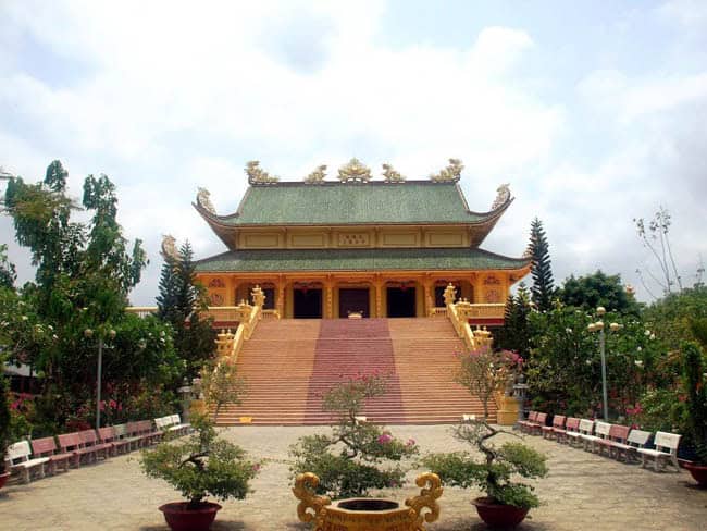 Complete Guide to Vietnam Pagodas: Etiquette, Dress Code & Safety Tips for International Visitors Complete Guide to Vietnam Pagodas: Etiquette, Dress Code & Safety Tips for International Visitors