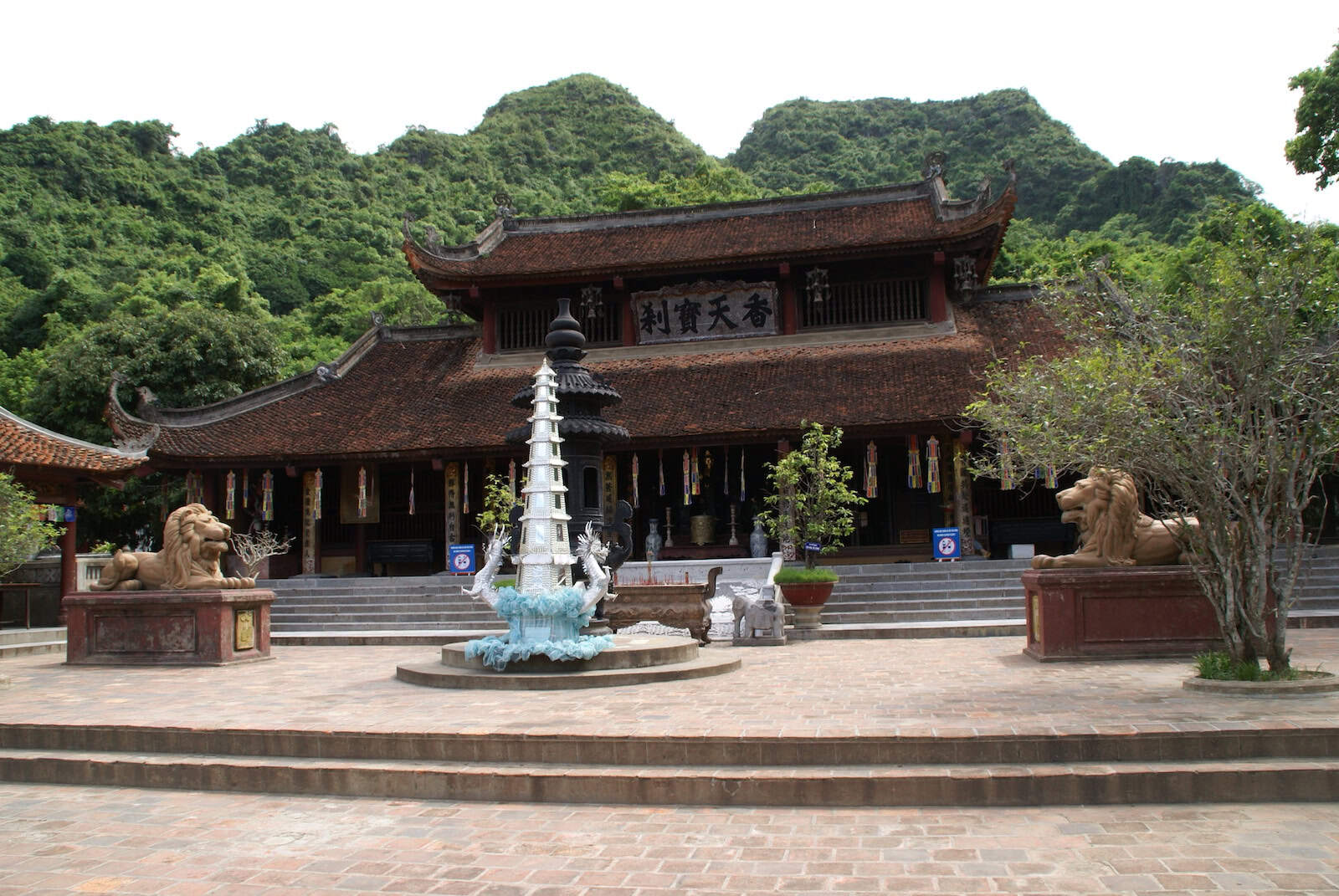 Complete Guide to Vietnam Pagodas: Etiquette, Dress Code & Safety Tips for International Visitors Complete Guide to Vietnam Pagodas: Etiquette, Dress Code & Safety Tips for International Visitors