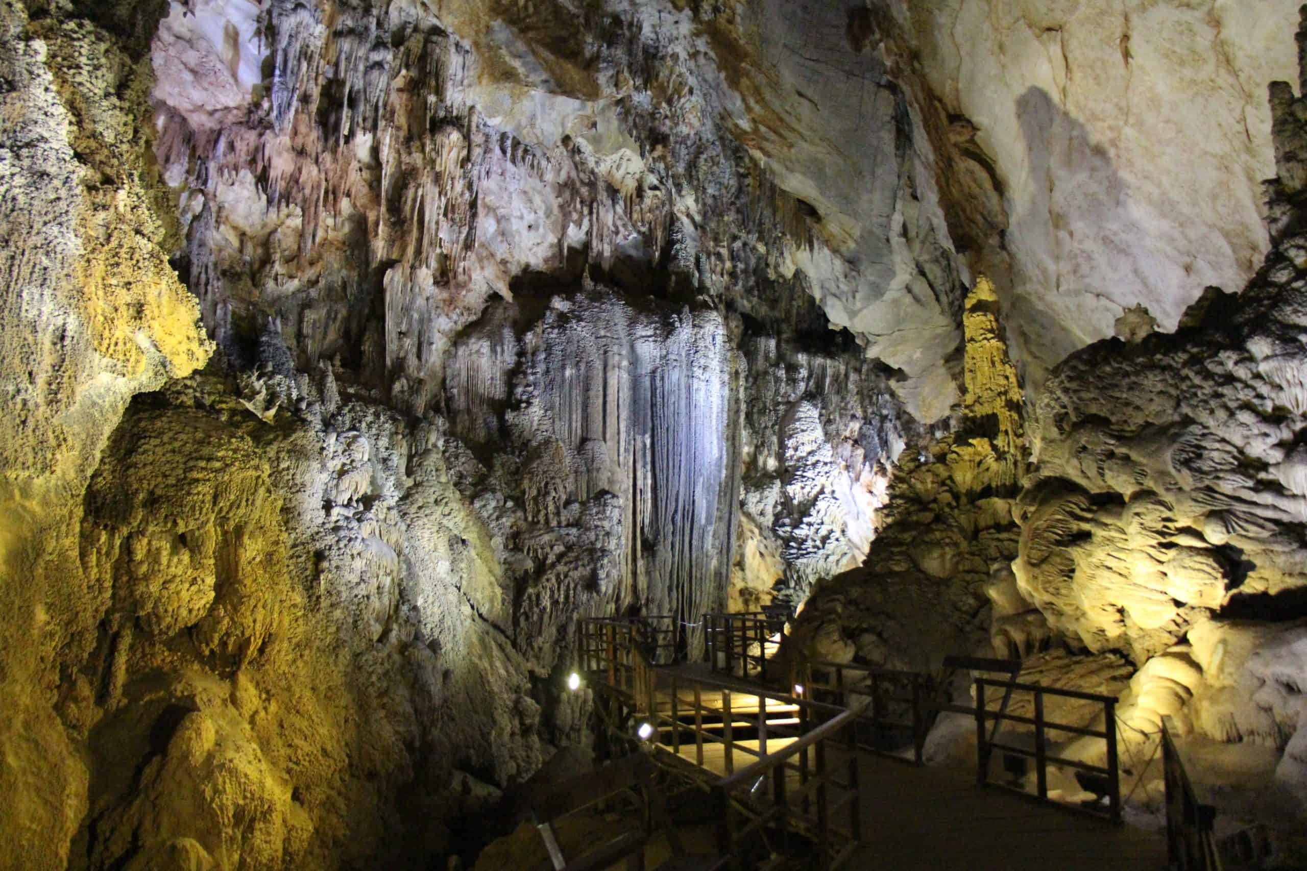 PHONG NHA VALLEY: COMPLETE TRAVEL GUIDE PHONG NHA VALLEY: COMPLETE TRAVEL GUIDE