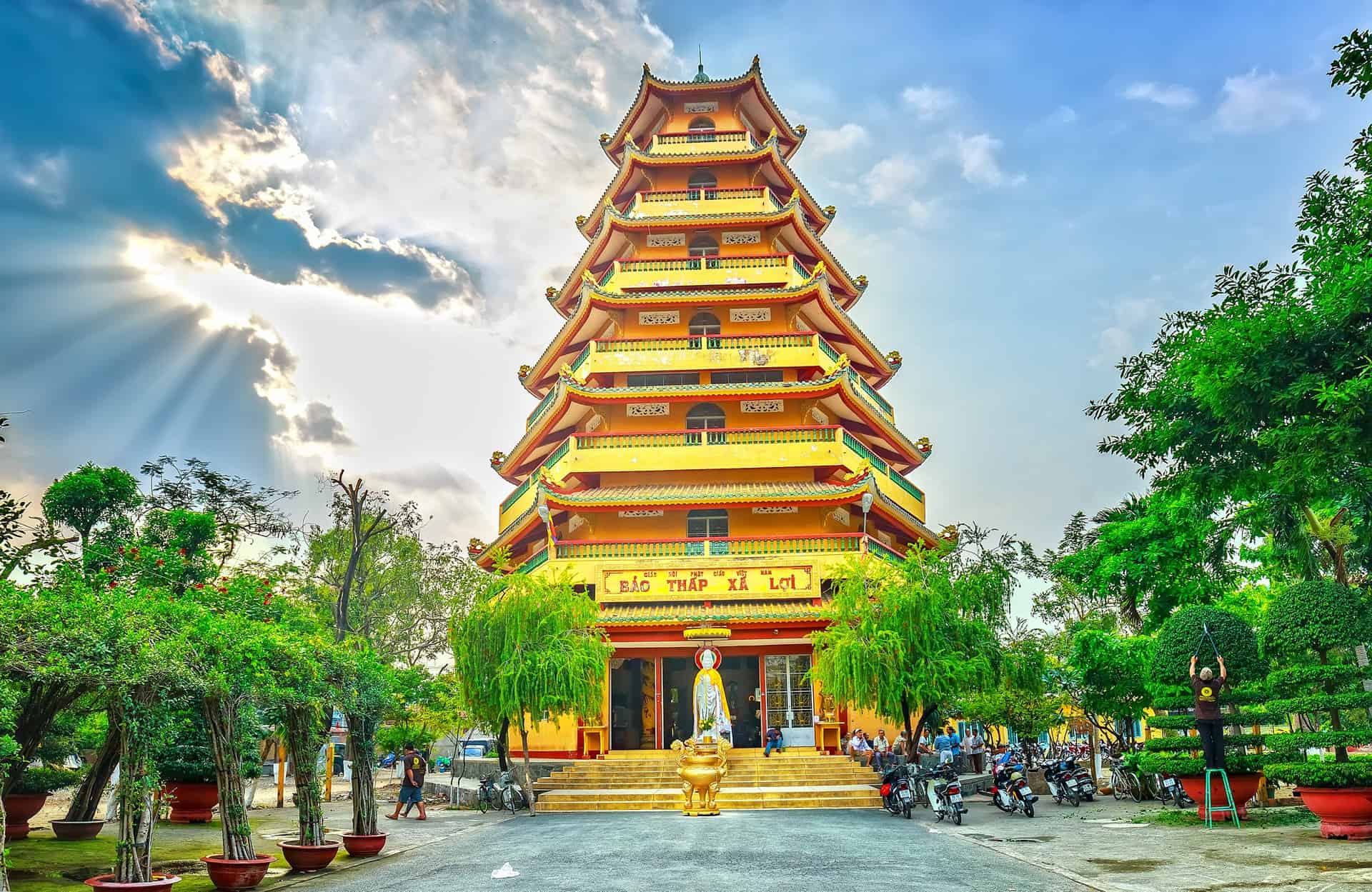 Complete Guide to Vietnam Pagodas: Etiquette, Dress Code & Safety Tips for International Visitors Complete Guide to Vietnam Pagodas: Etiquette, Dress Code & Safety Tips for International Visitors