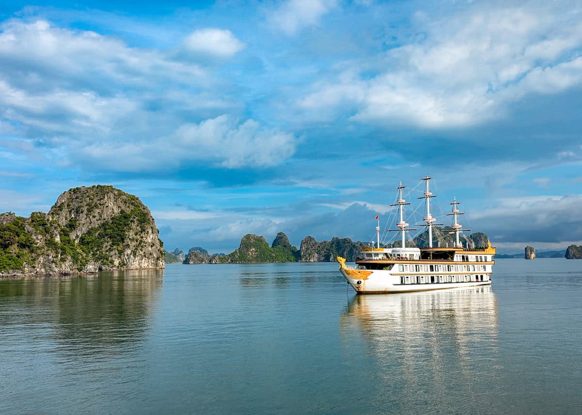 Ha Long Bay: Complete Guide - Prices, Best Time & The Truth About Pollution
