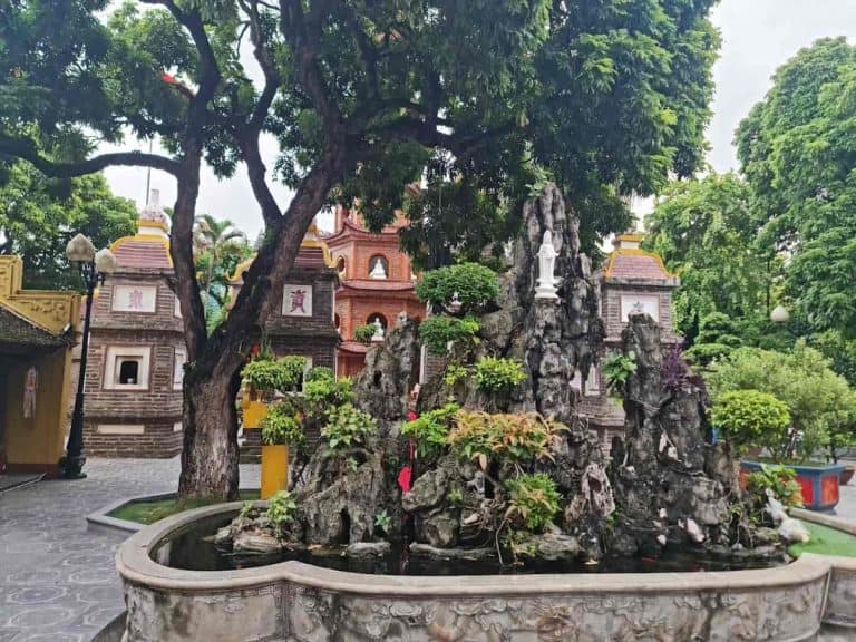 Tran Quoc Pagoda: Complete Guide – Hours, Photos & Crowd Tips