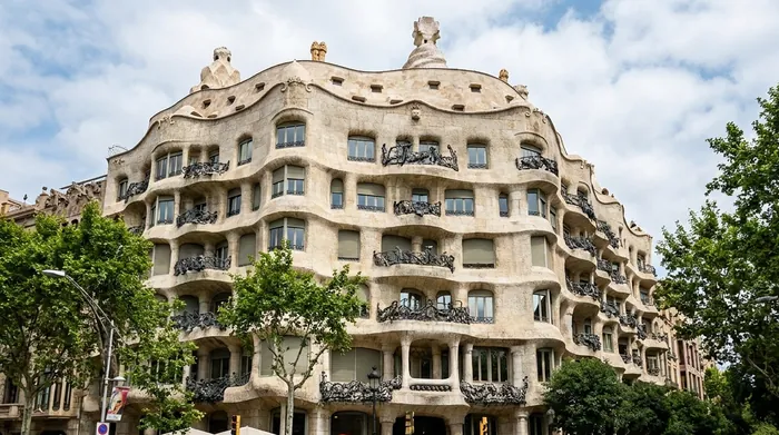 Illustration of a wavy Modernist facade on a Barcelona boulevard