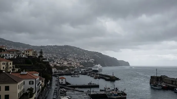 Illustration of a grey winter sky over Funchal's harbour