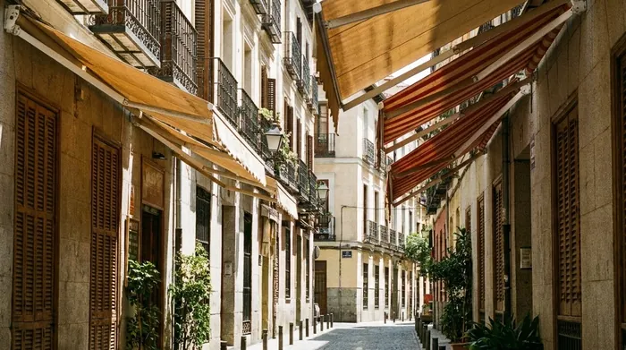 Illustration of an empty shaded Madrid street on a hot summer afternoon