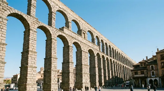 Illustration of a Roman aqueduct crossing a square in Segovia