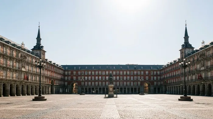 Illustration of an empty square in harsh midday sun in Madrid
