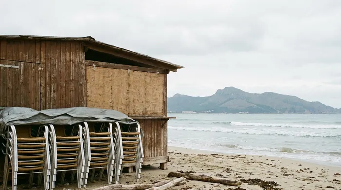 Illustration of a closed beach bar on a quiet Mallorca beach in winter