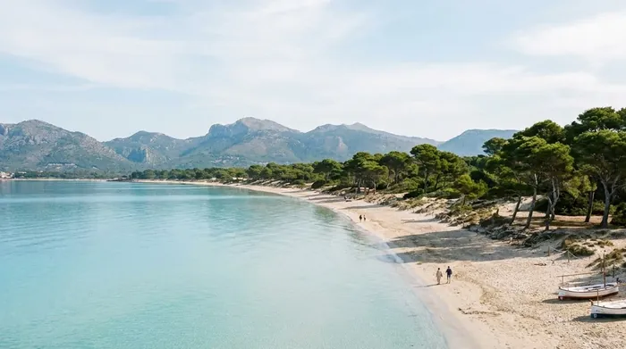 Illustration of a long shallow sandy bay in the north of Mallorca