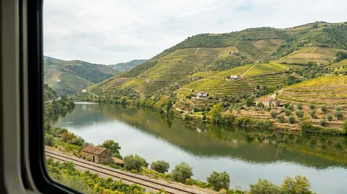 Illustration of the Douro river seen from a train window