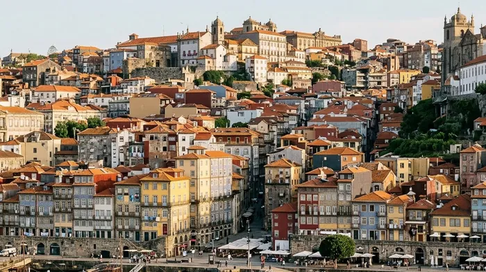 Illustration of Porto's old houses stacked above the Douro river