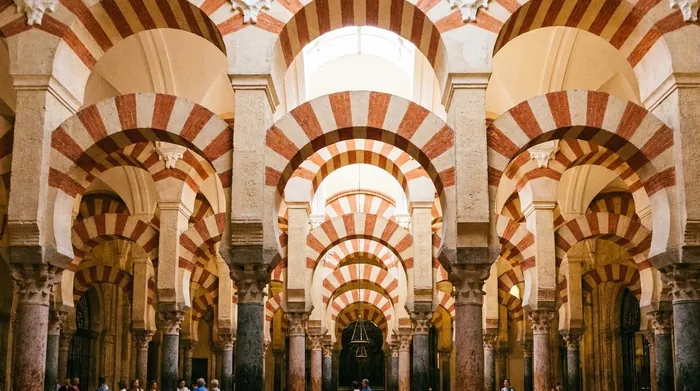 Illustration of red and white striped arches in Córdoba's mosque-cathedral