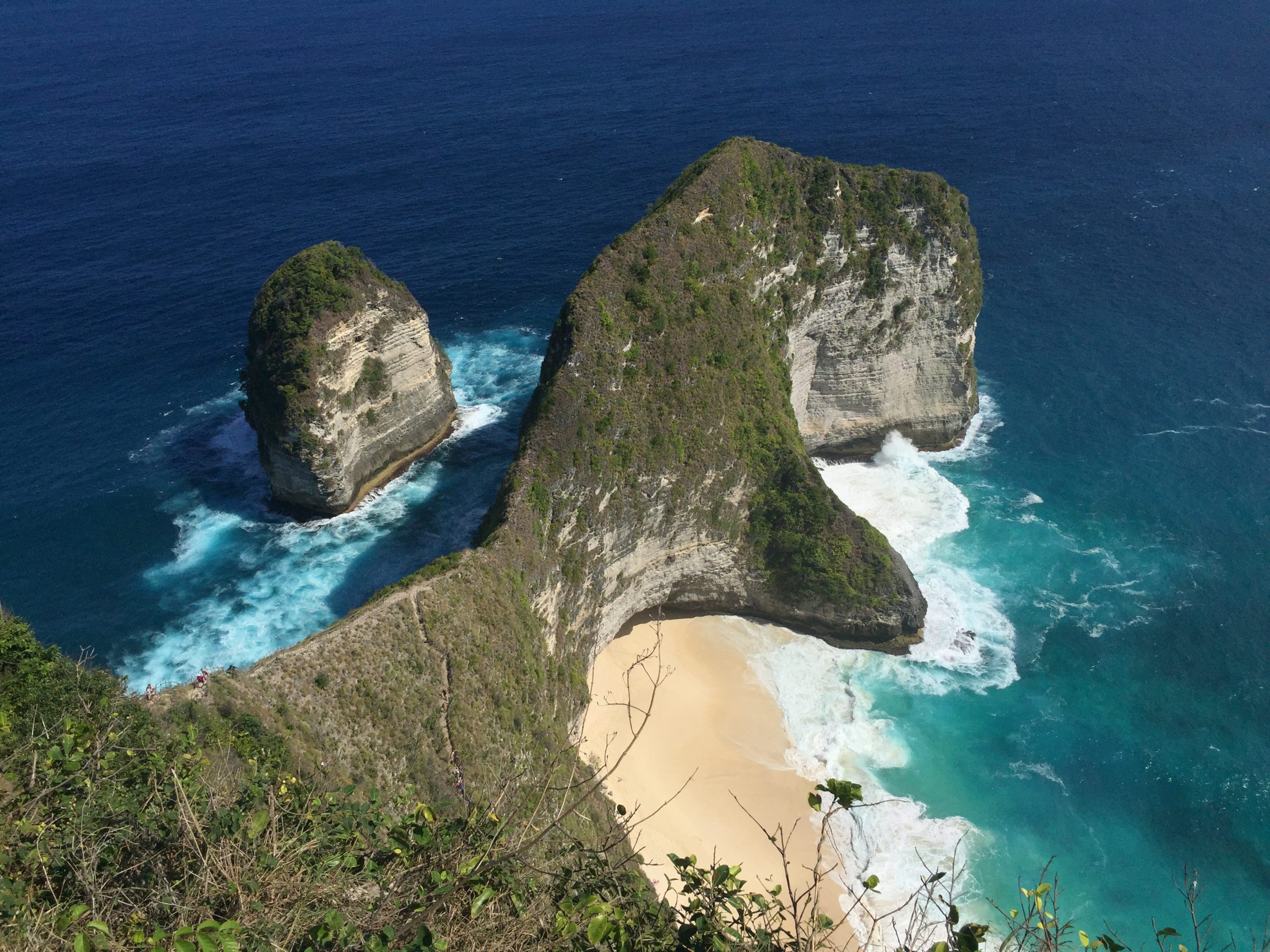 Dramatic Kelingking Beach cliff viewpoint on Nusa Penida island with turquoise ocean below