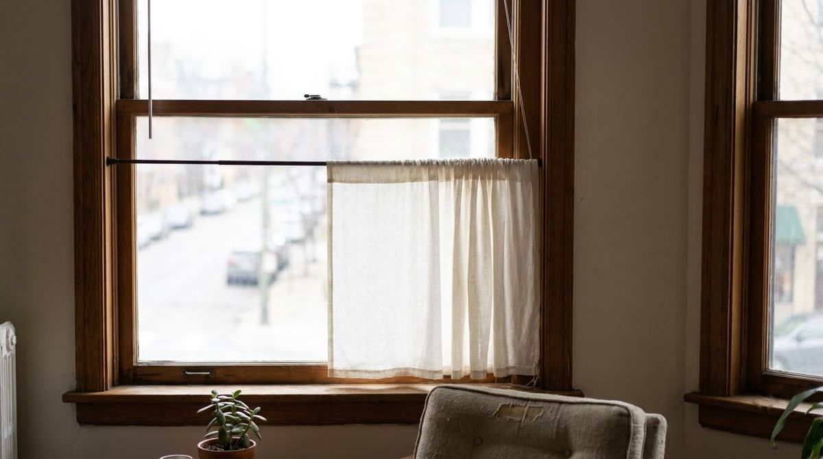 A Cafe Curtain on the Lower Half idea for renter friendly curtains in a small rental A Cafe Curtain on the Lower Half idea for renter friendly curtains in a small rental